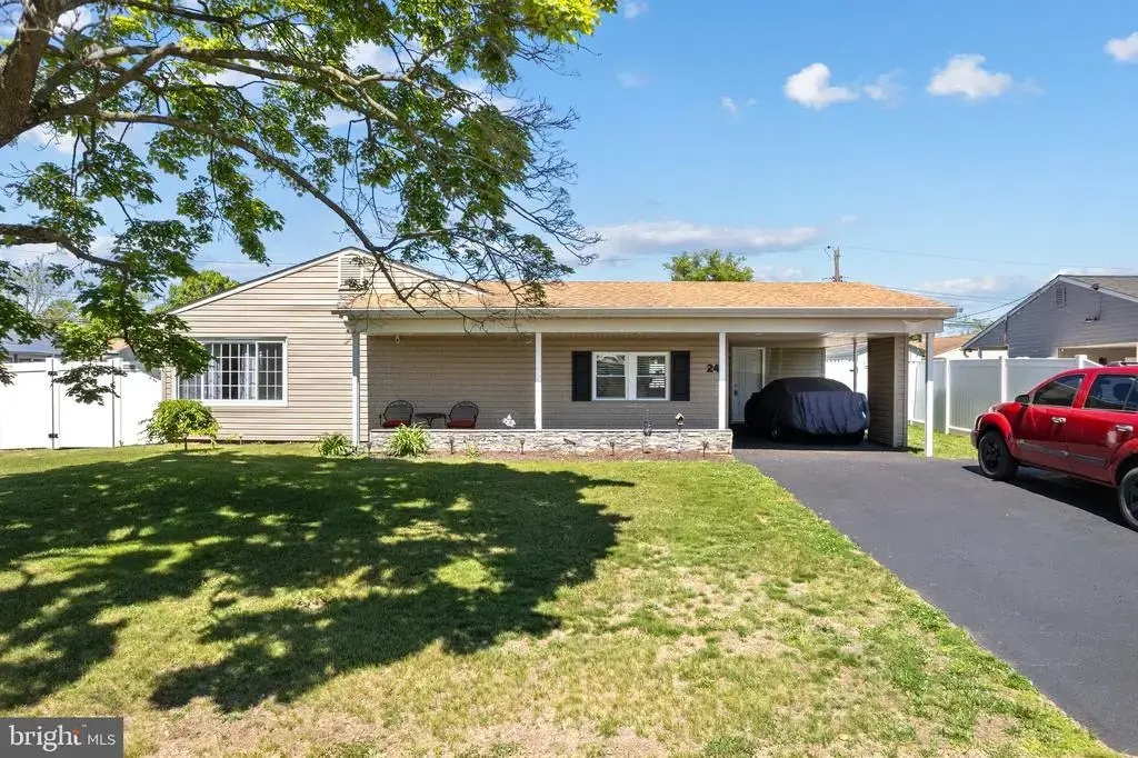 24 Garden Ln, LEVITTOWN