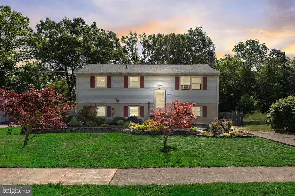 31 W Shore Dr, SOUTHAMPTON
