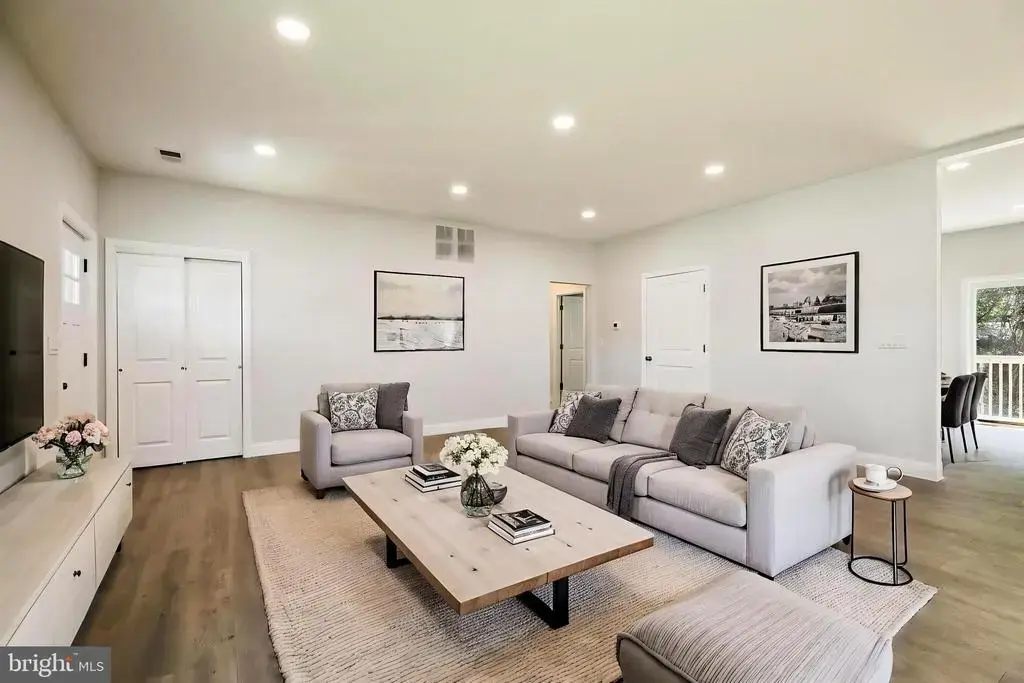 209 Parkinson Ave, HAMILTON