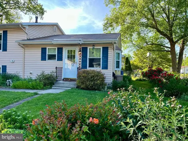 870 Broadfield Dr, Newark