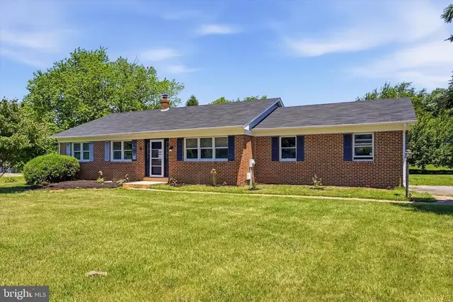 305 White Pine Dr, Middletown
