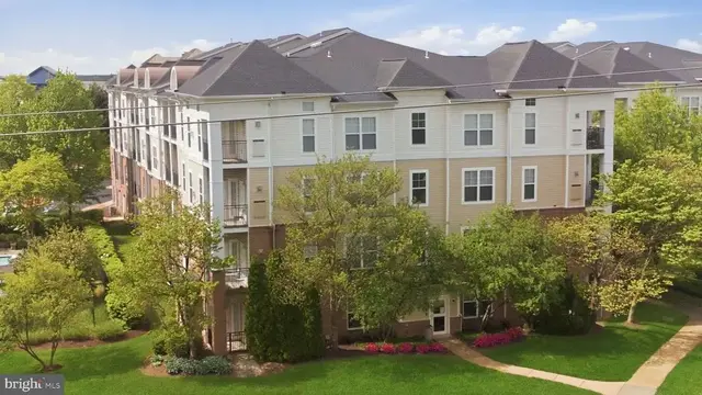 3810 Lightfoot St #402, Chantilly