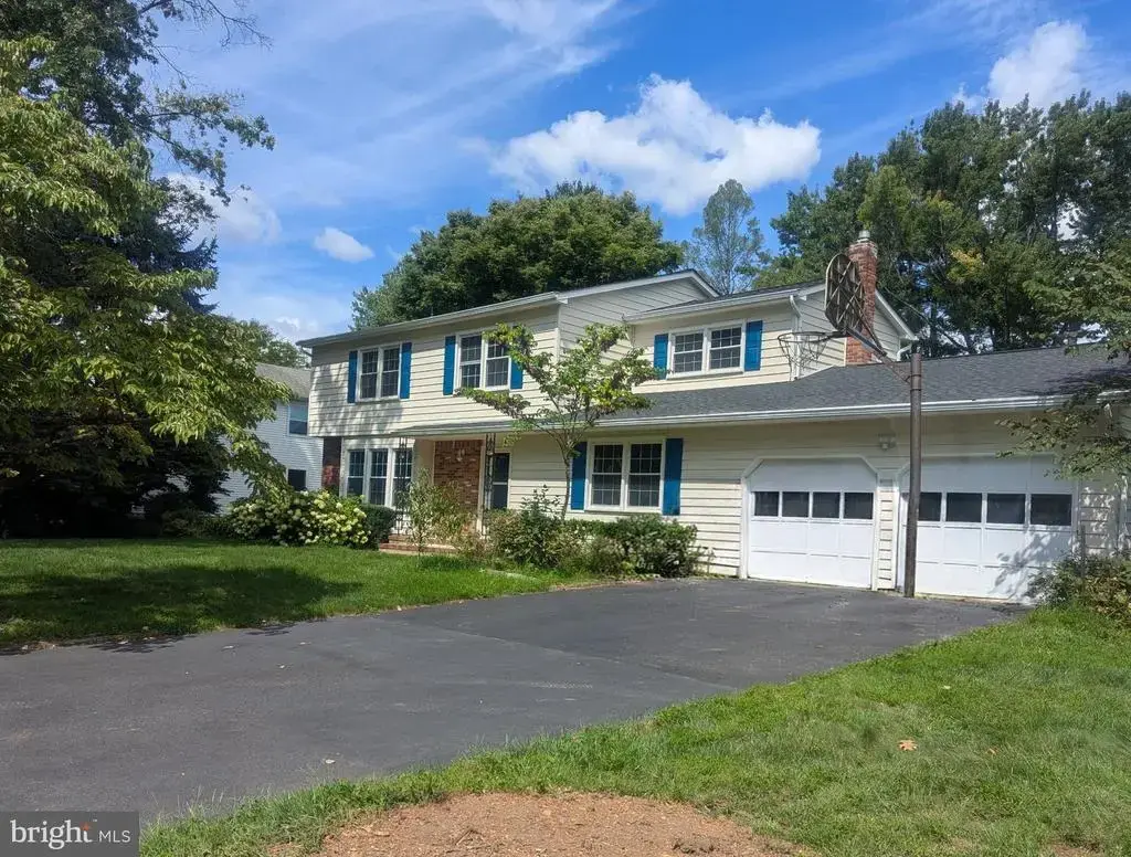18 Parker Rd, PLAINSBORO