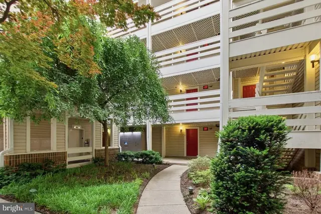 240 S Reynolds St #212, Alexandria