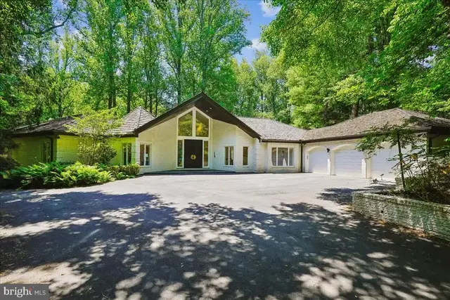 9100 Aldershot Dr, Bethesda