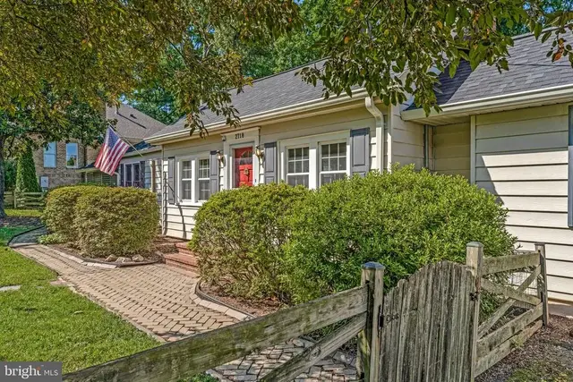 2718 Pioneer Ln, Falls Church