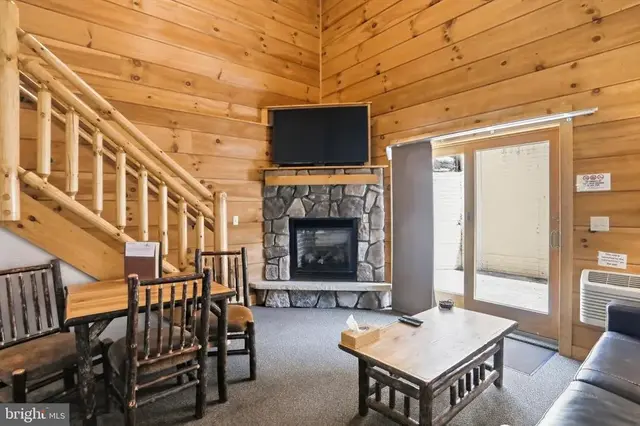267 Cabin Lodge Rd, Mc Henry