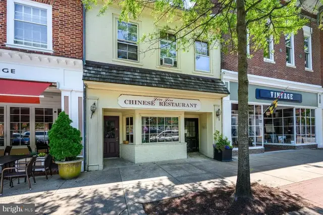 6 N Washington St, Easton