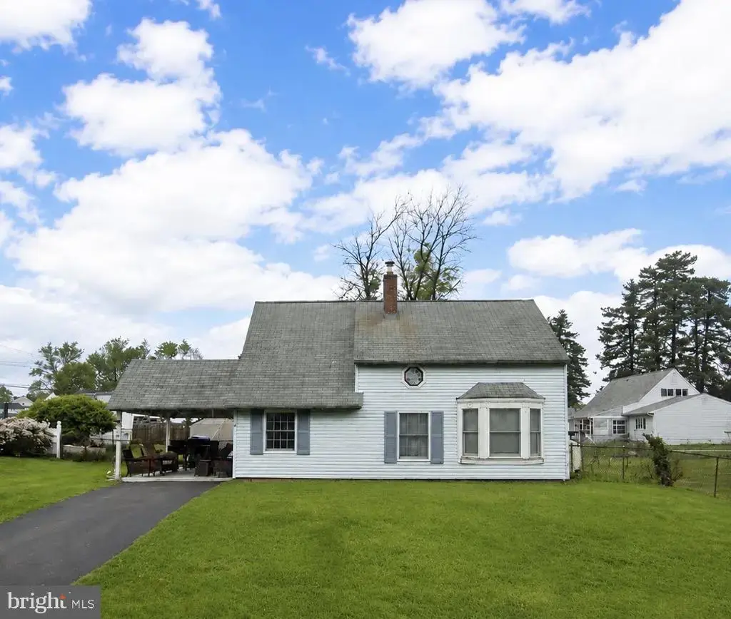 6 Apricot Ln, LEVITTOWN