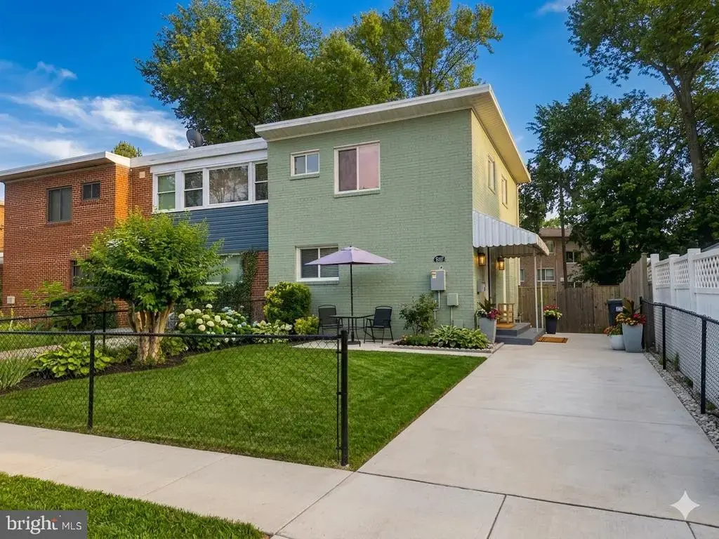907 E Meadows Ct, OXON HILL