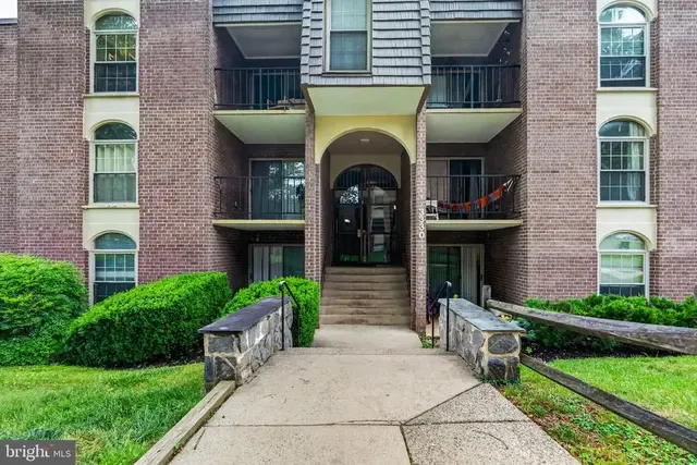 3330 Woodburn Village Dr #33, Annandale
