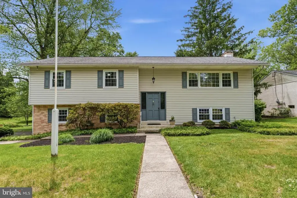 1198 Strathmann Dr, SOUTHAMPTON