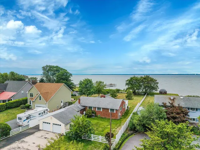 400 Beachside Dr, Stevensville