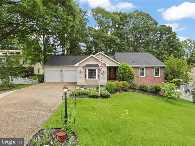 5281 Navaho Dr, Alexandria