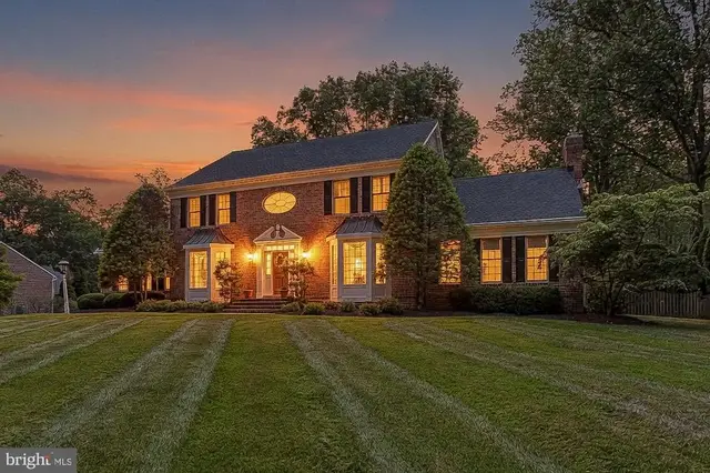 1 Lakecrest Ct, Towson