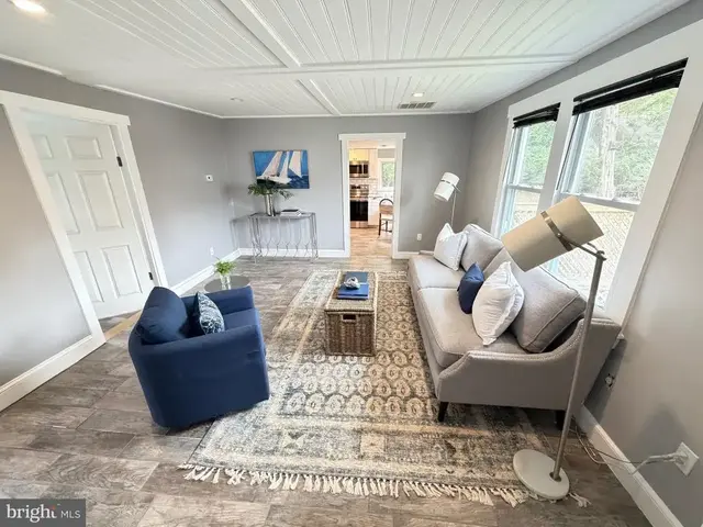 519 Highland Dr, Edgewater