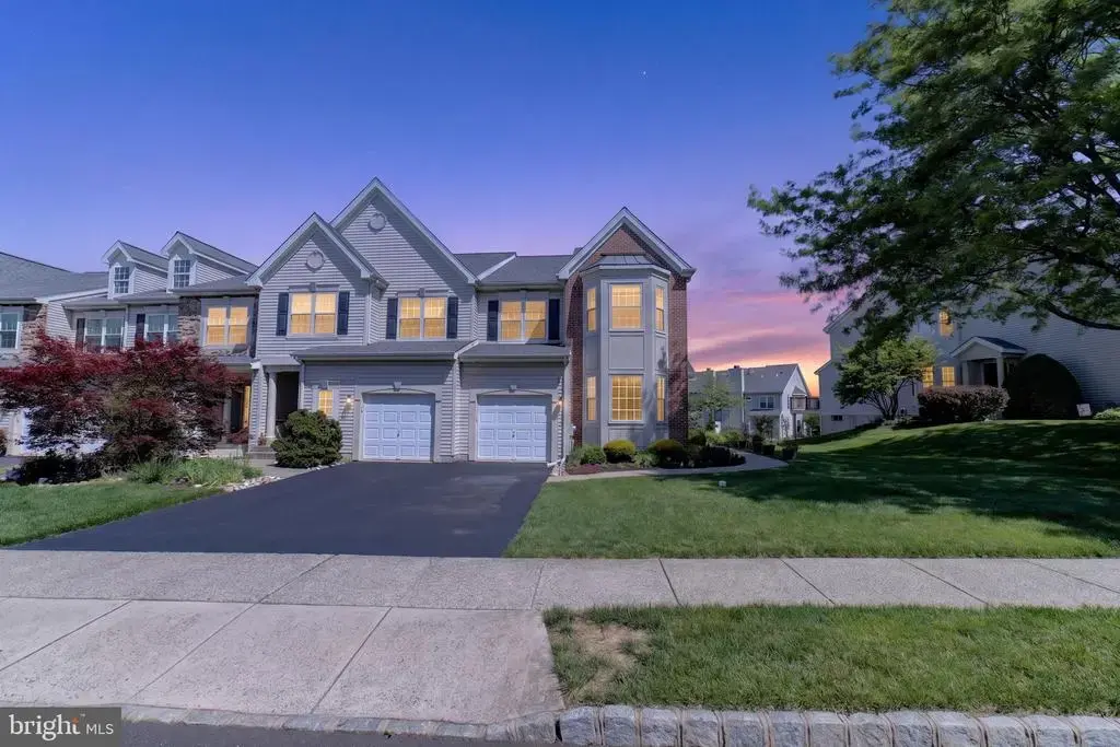 106 Julian Dr E, WARWICK