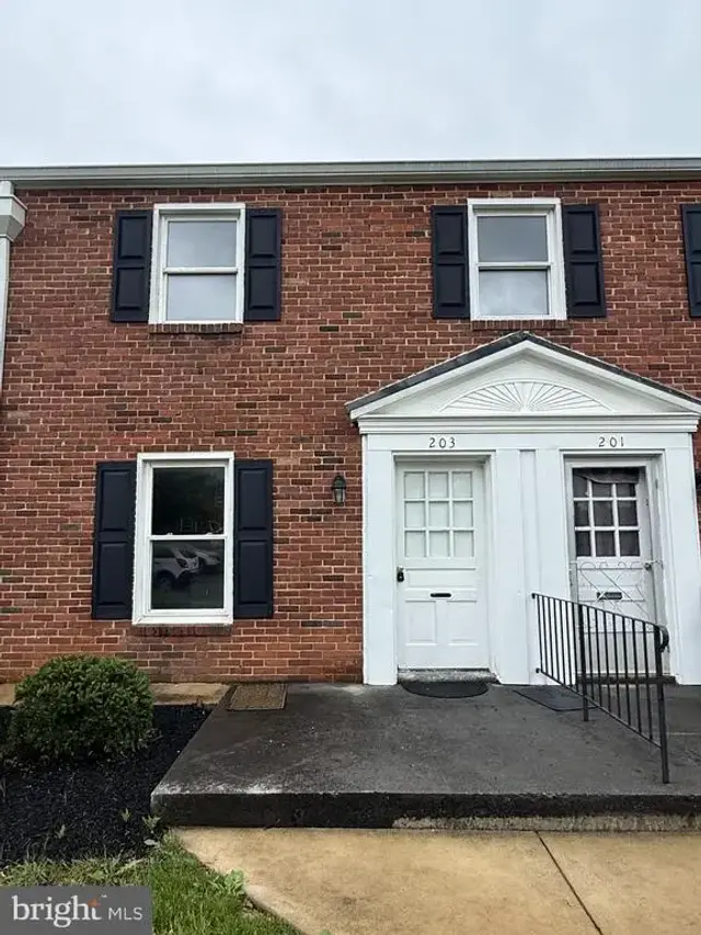 203 E Whitlock Ave, Winchester