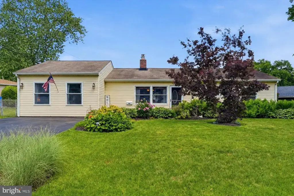 53 Birch Dr, LEVITTOWN
