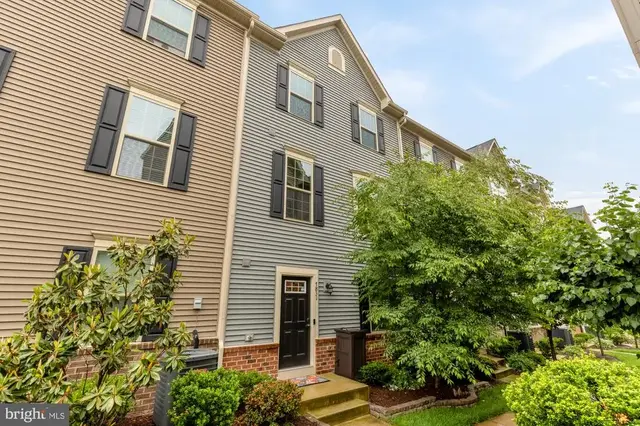 7831 Francis Dickens Ln, Annandale
