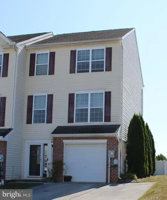 1242 Ledge Dr, York