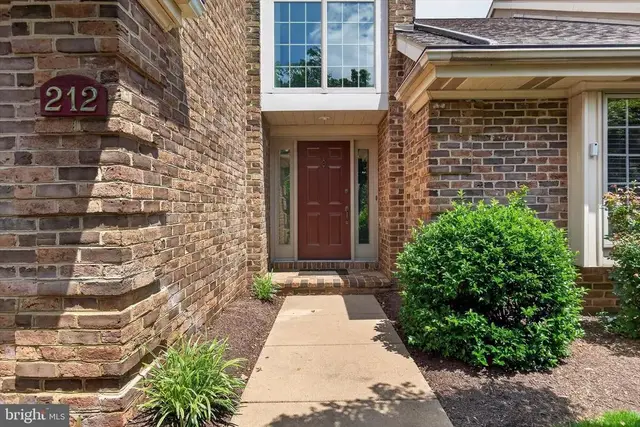 212 Willow Valley Dr, Lancaster