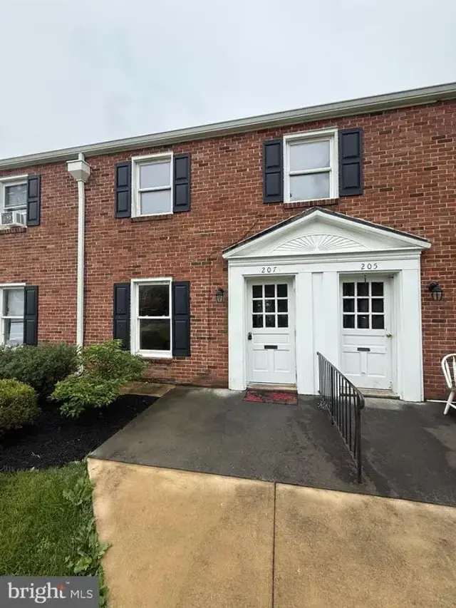 207 E Whitlock Ave, Winchester