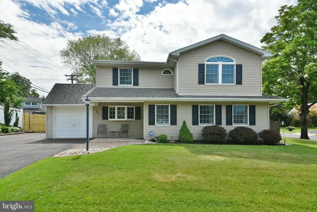 65 Hawk Rd, LEVITTOWN
