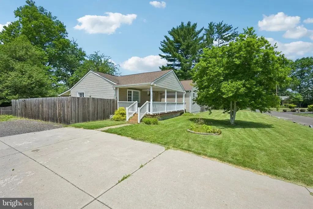 1440 Centre St, LEVITTOWN