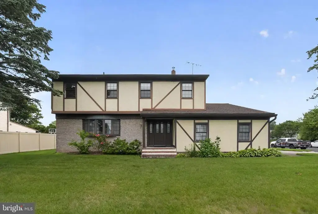 95 Taylor Dr, LEVITTOWN