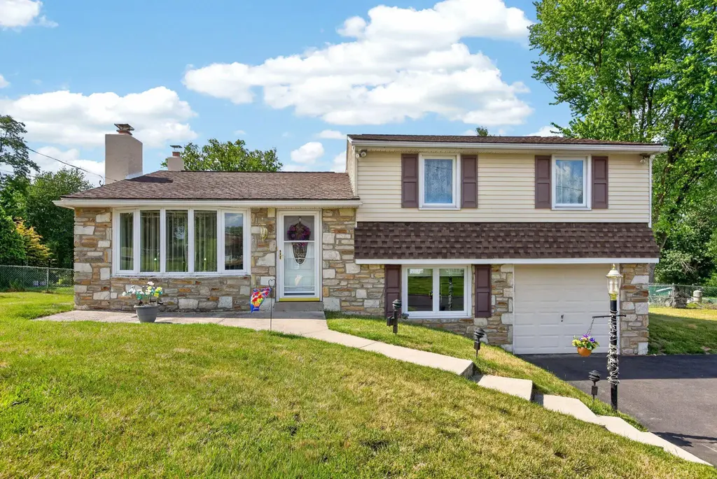 43 N Marmic Dr, SOUTHAMPTON