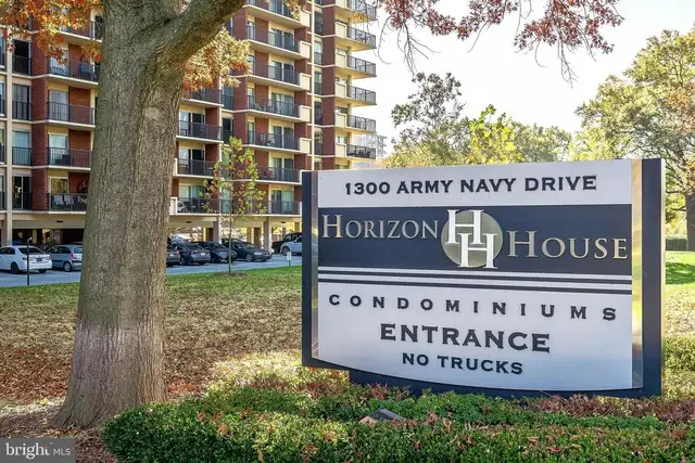 1300 Army Navy Dr #1010, Arlington
