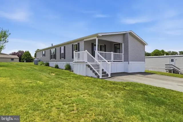 124 Lisa Cir, York