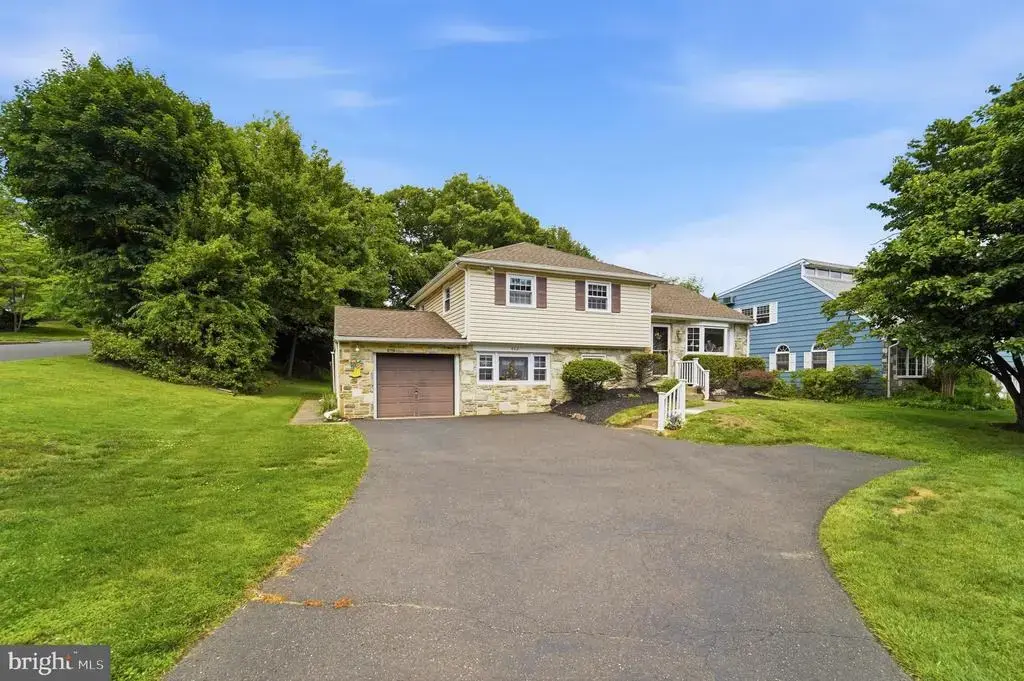 902 Carlin Dr, SOUTHAMPTON