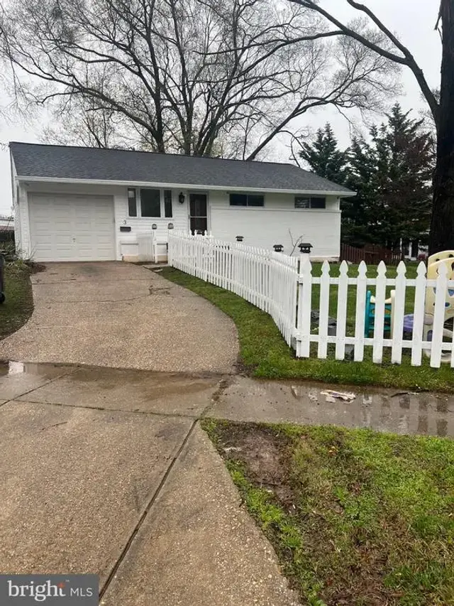 3 Lakecrest Cir, Greenbelt