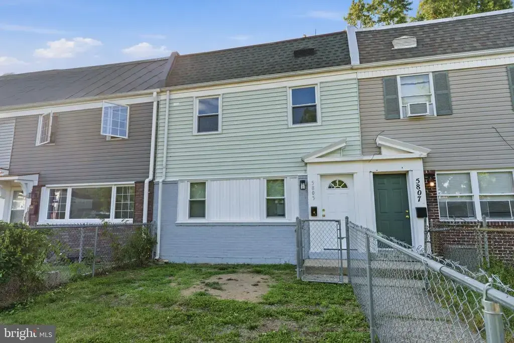 5805 Mitchell Rd, LEVITTOWN