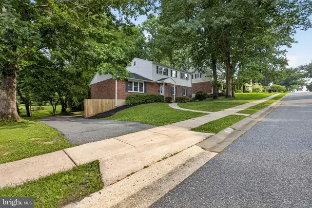 806 N Country Club Dr, Newark