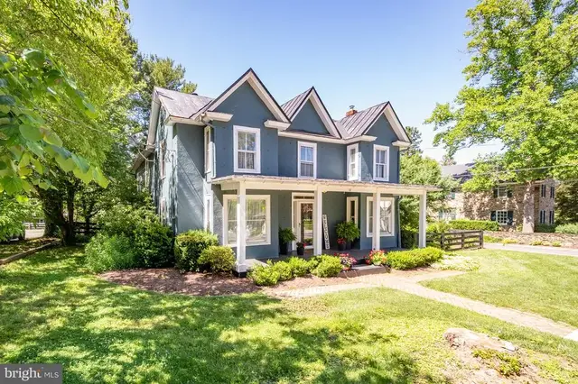 18 E Loudoun St, Round Hill
