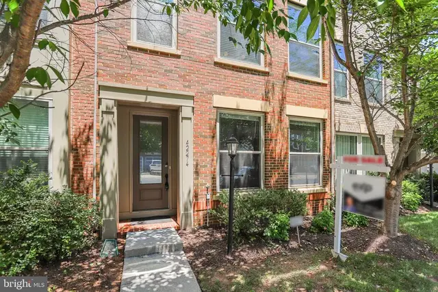 42274 Hampton Woods Ter, Ashburn