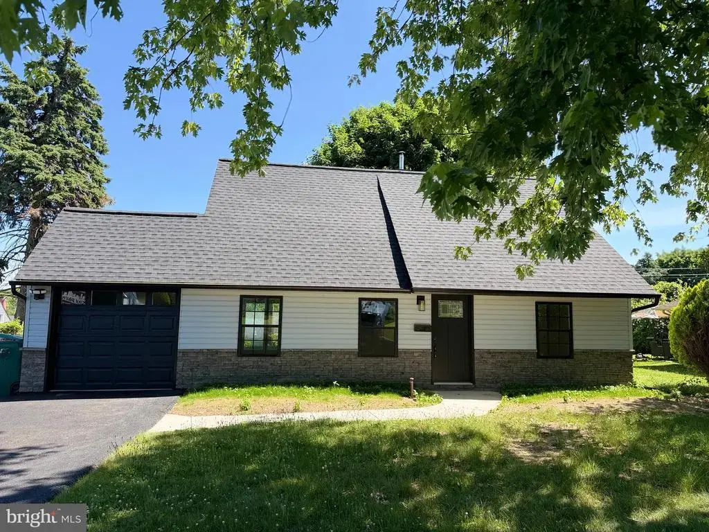 44 Tinsel Rd, LEVITTOWN