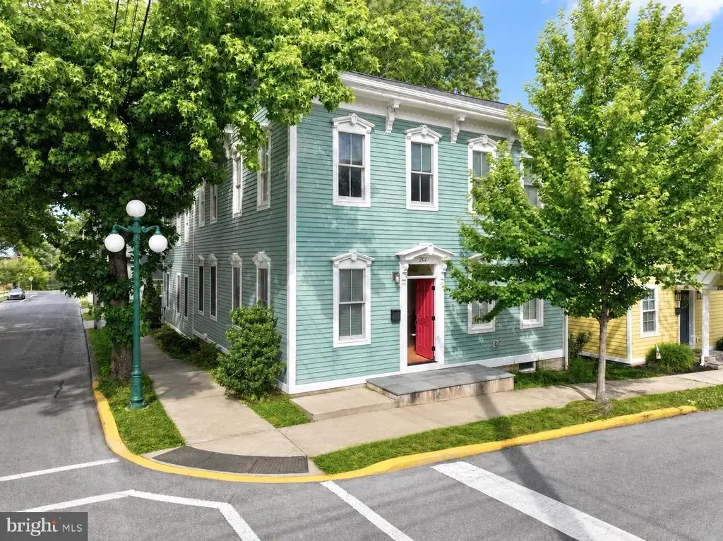 202 S 2nd St, LEWISBURG