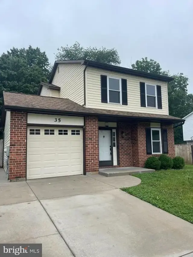 35 Honeysuckle Dr, Newark