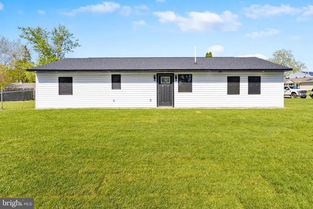30 Orangewood Dr, LEVITTOWN