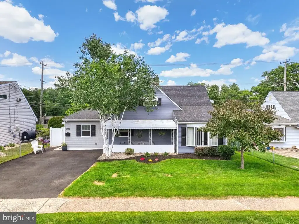 360 Holly Dr, LEVITTOWN
