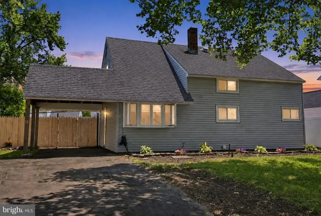12 Hickory Ln, LEVITTOWN