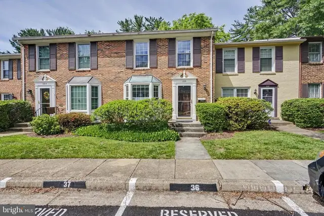 226 Commons Dr Nw, Vienna