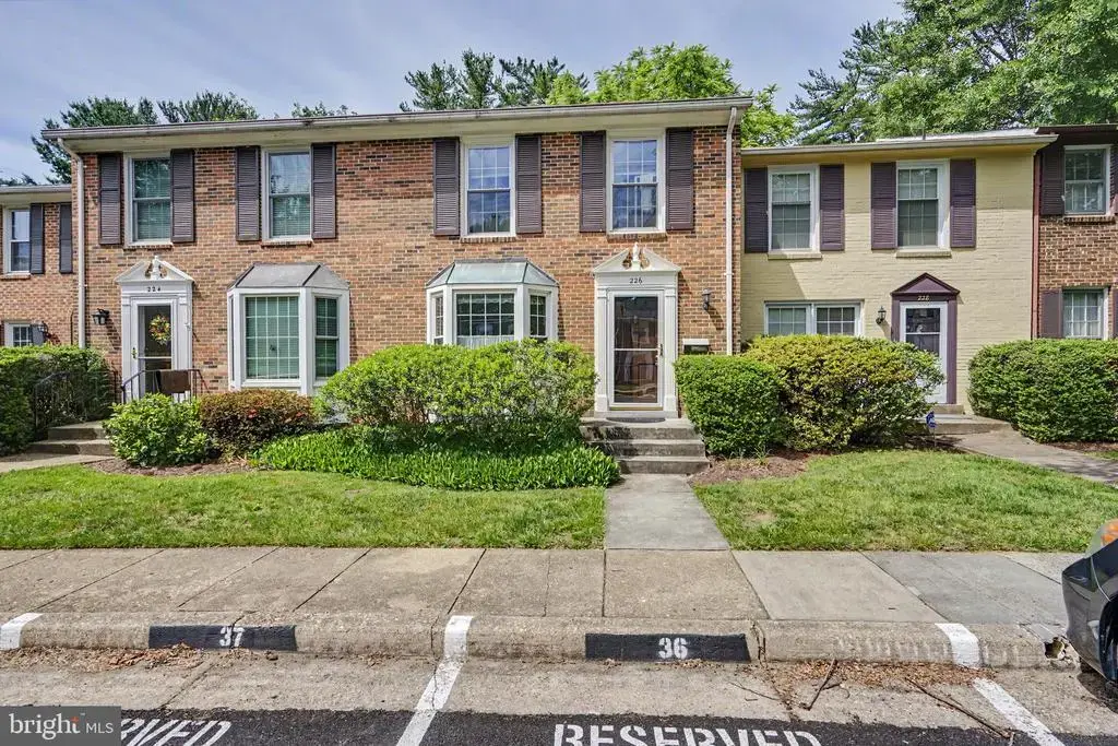 226 Commons Dr Nw, VIENNA