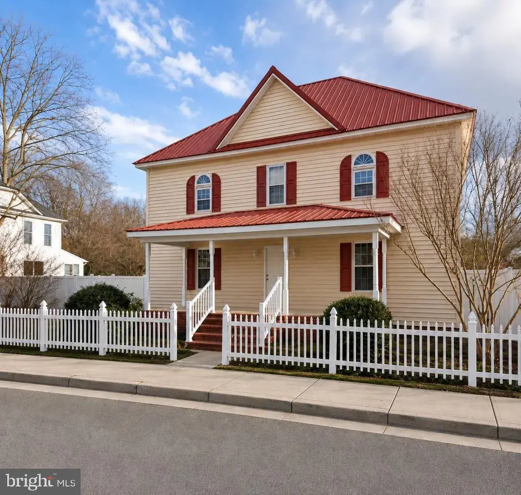 6 Delaware Ave, DELMAR