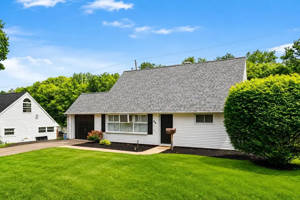 44 Quickset Rd, LEVITTOWN