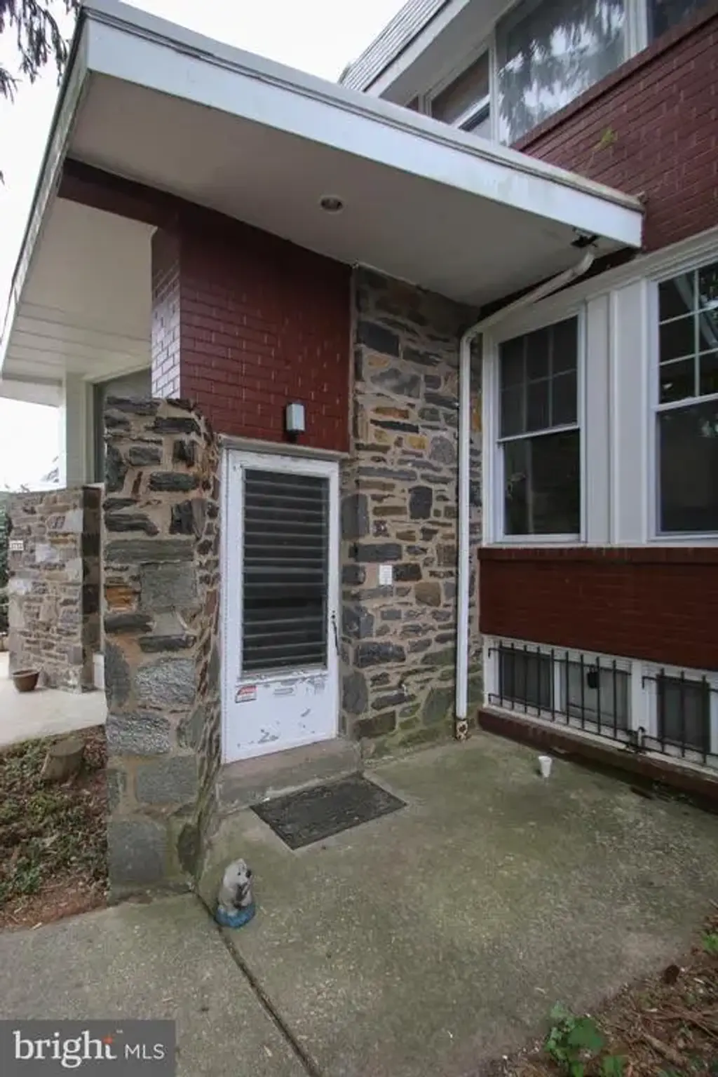 2734 W Country Club Rd, PHILADELPHIA